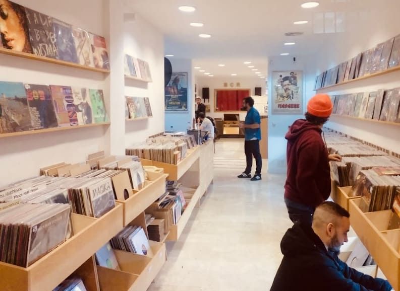 Barcelona City Records personas al interior de la tienda